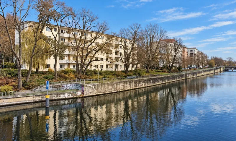 Exklusives Wohnen an der Spree - traumhafte 2-Zimmer-Wohnung mit Balkon & Spreeblick – Hansaviertel — photo 1